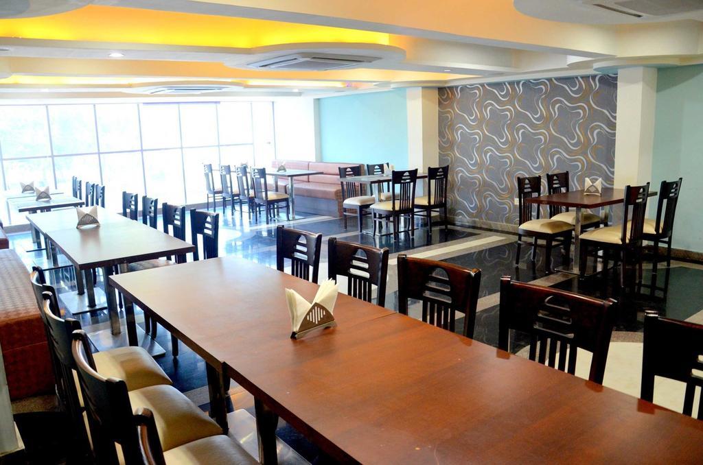 Geetika Galaxy Hotel Kanpur Dış mekan fotoğraf
